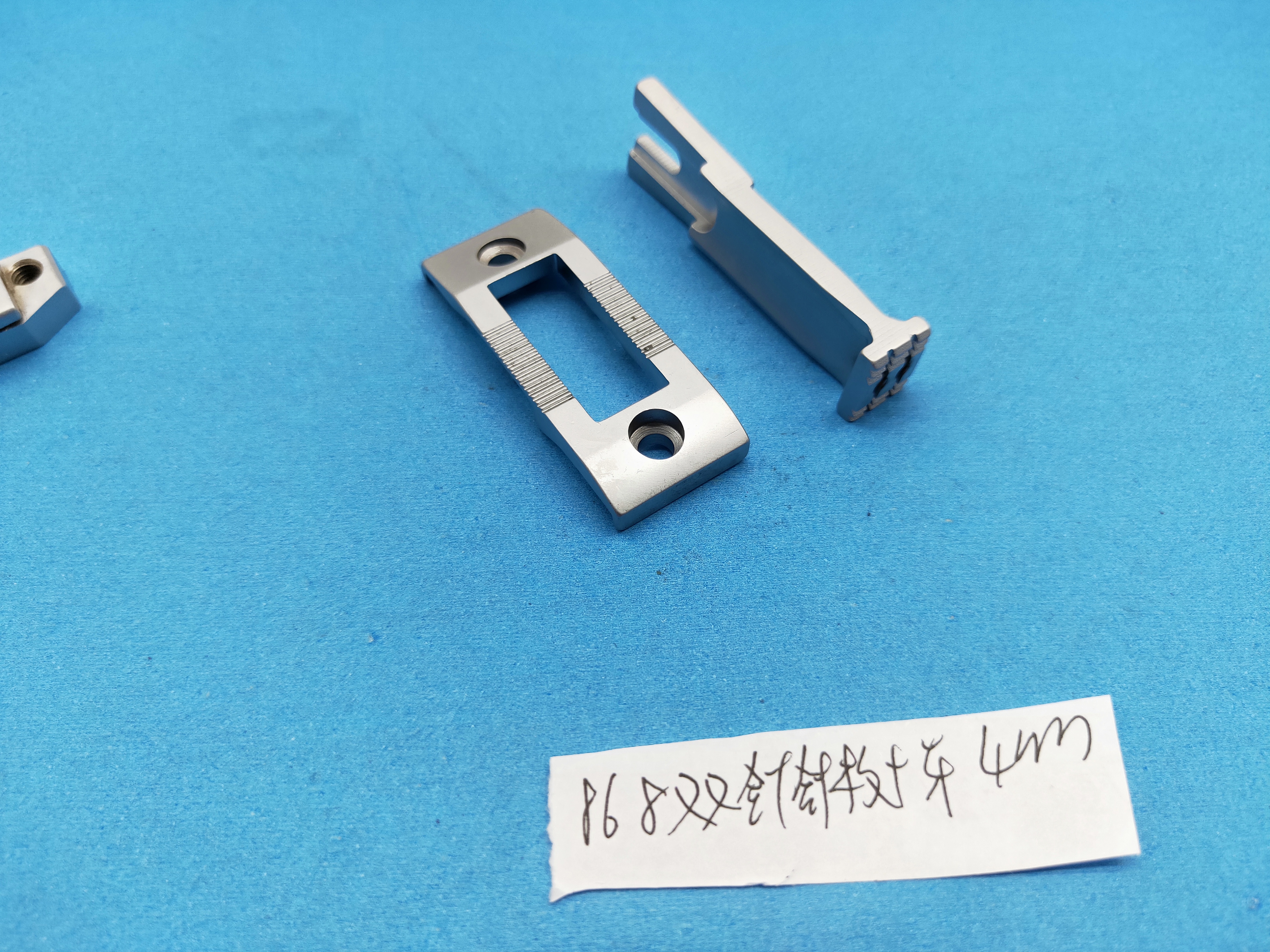 868double-needle-plate_feed-dog-4mm.jpg